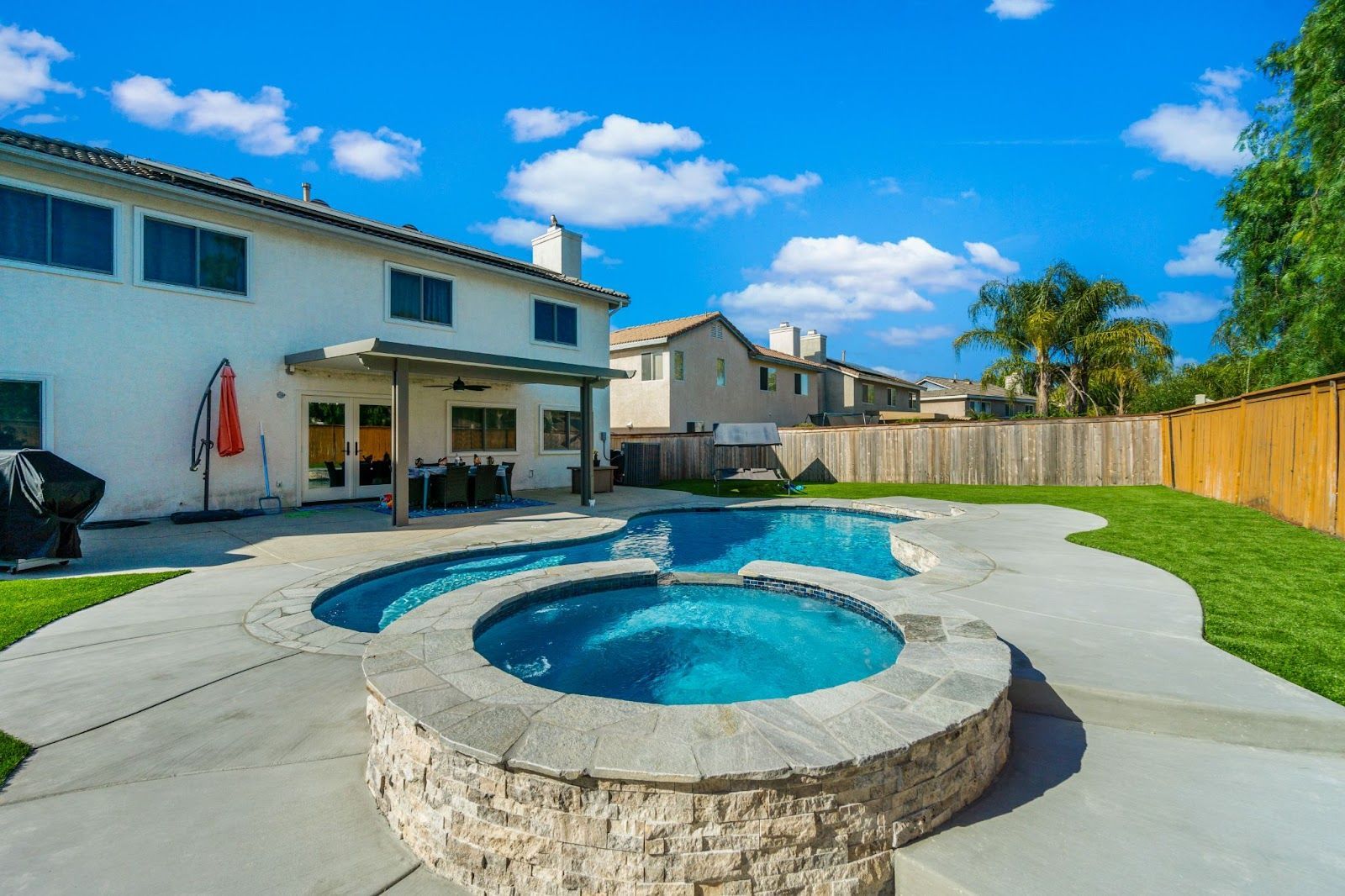 CCP backyard pool and spa with modern suburban home design